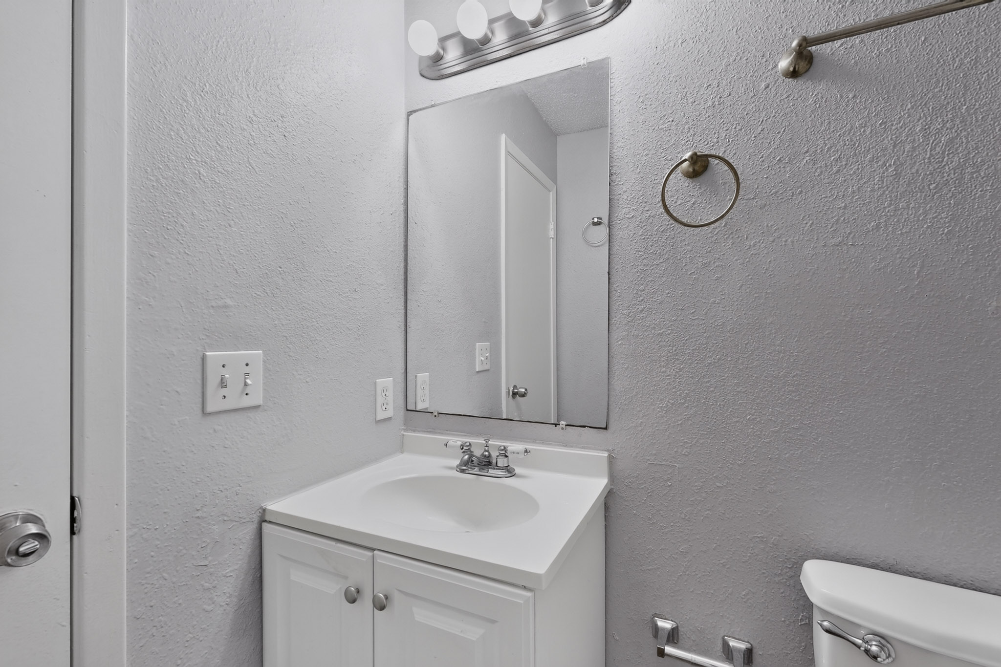 The Hilltop Apartments bathroom